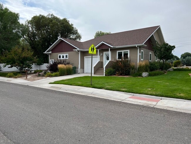 Building Photo - Spacious and High End 1 Bedroom 1 Bath wit...