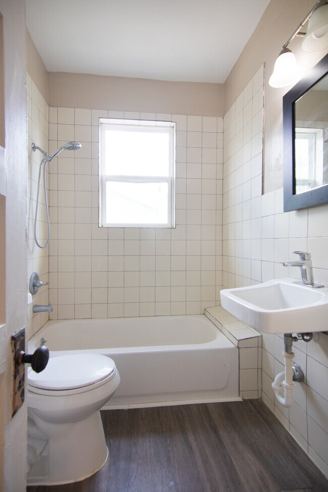 bath - 102 Stiles St