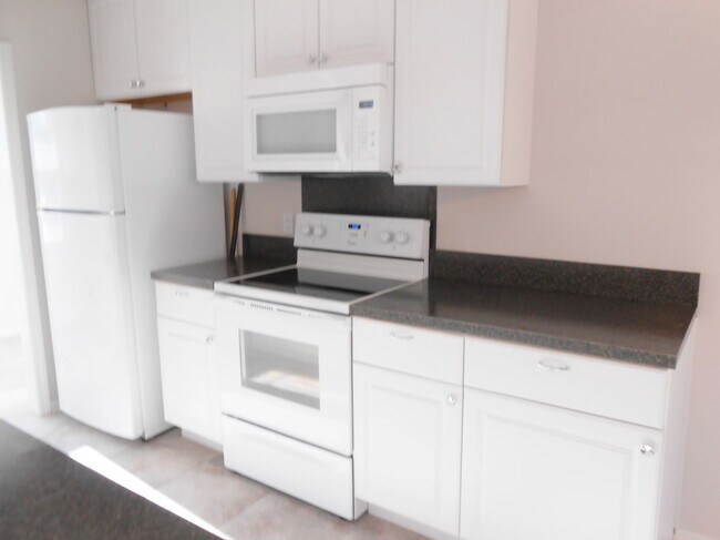 Foto del edificio - 199 Tall Pines Rd