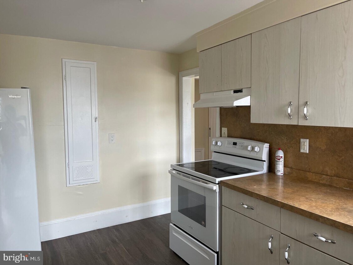 24 E 4th St Unit 3, Bridgeport, PA 19405 Room for Rent in Bridgeport