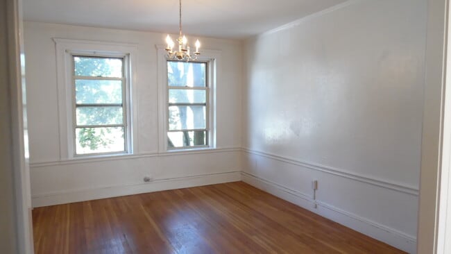 Building Photo - 90 Maple St