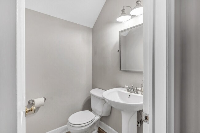 Building Photo - 170 Forest St