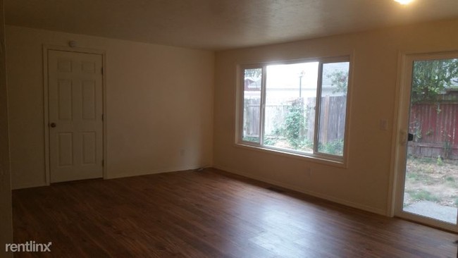 Building Photo - 2 br, 1 bath Apartment - 227 30th Place SE