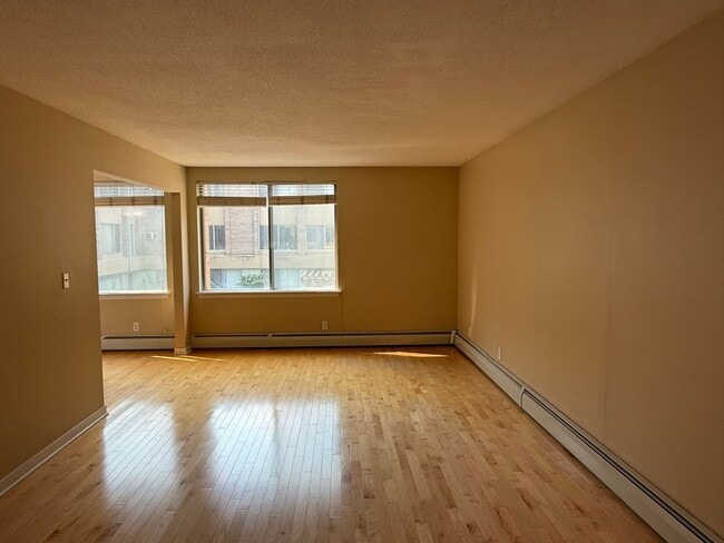 Building Photo - Lovely Lowry Hill 1 Bedroom Condo