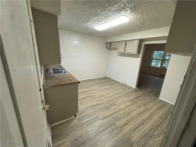 Building Photo - 922-924 N Central Dr