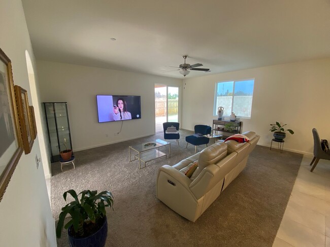 Foto del edificio - Newer home for rent in Visalia