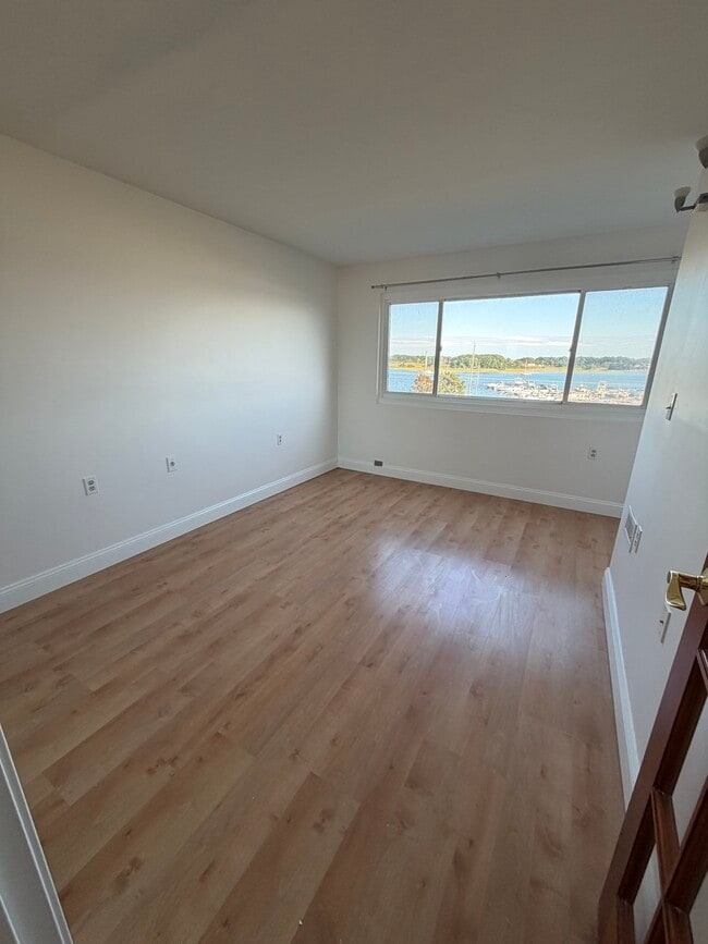 Building Photo - 100 Cove Way