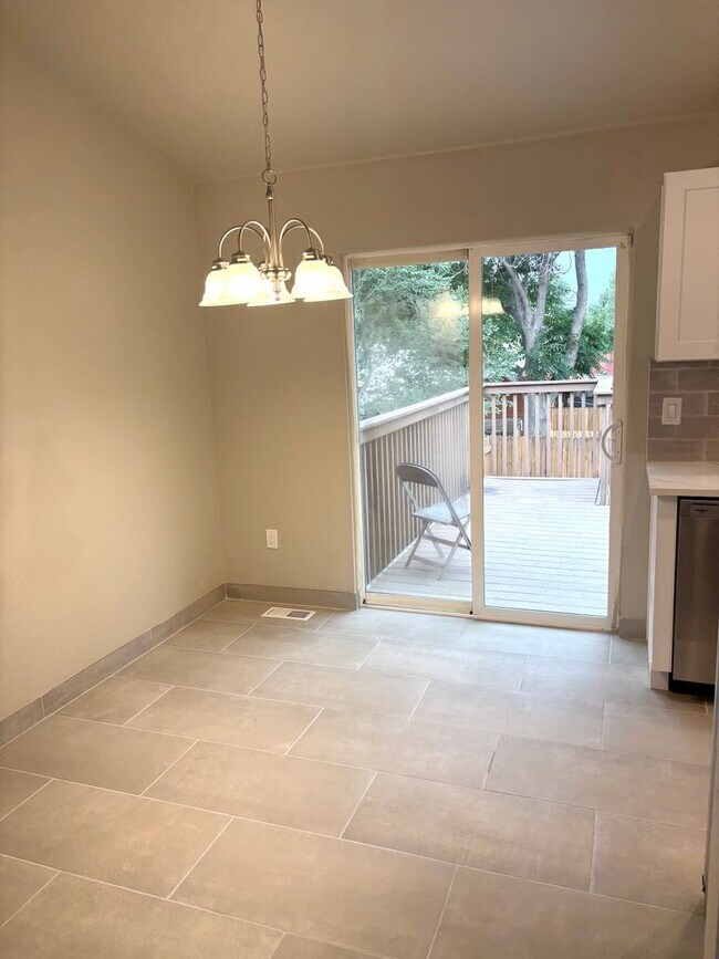 Building Photo - Stunning 4 bed 2 bath rental near Regis in...