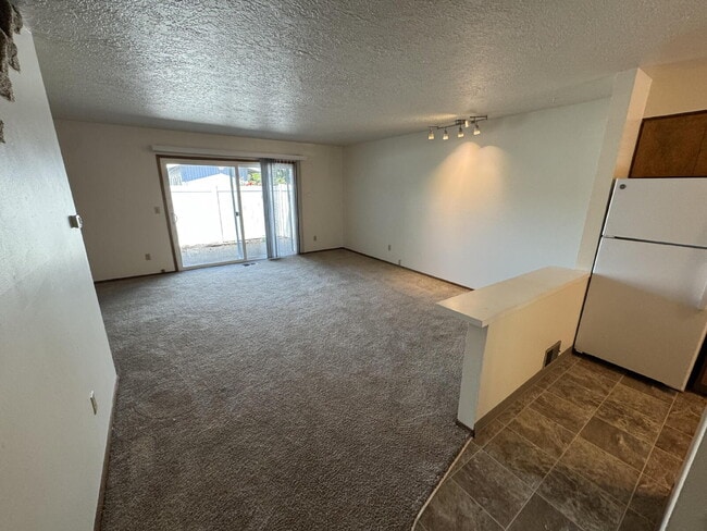 Building Photo - 2-Bedroom, Townhome Close to Transportation