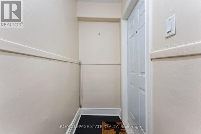 Building Photo - 154-154 James St S
