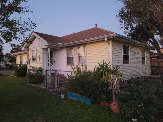 Building Photo - Single story 3 bedroom corner of 48th N 1/2