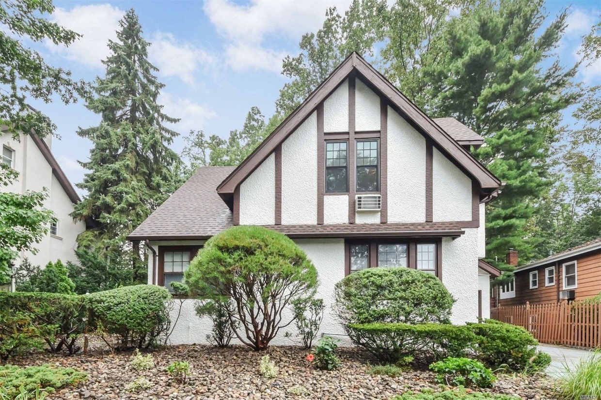 6 Lodge Rd, Great Neck, NY 11021 House for Rent in Great Neck, NY