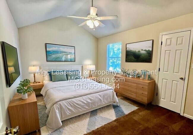 Building Photo - Spacious Townhome in Lee's Summit with Fireplace, Garage, and In-Unit Laundry