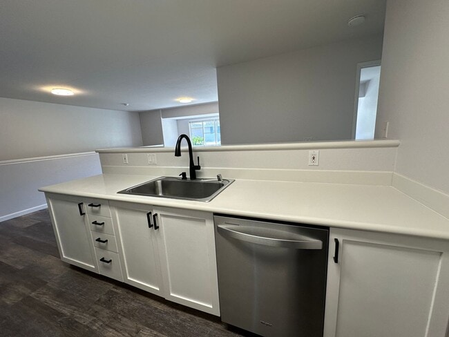 Building Photo - Experience Modern Comfort and great Views ...