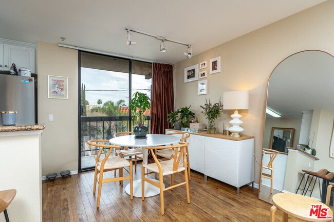 Foto del edificio - 7320 Hawthorn Ave