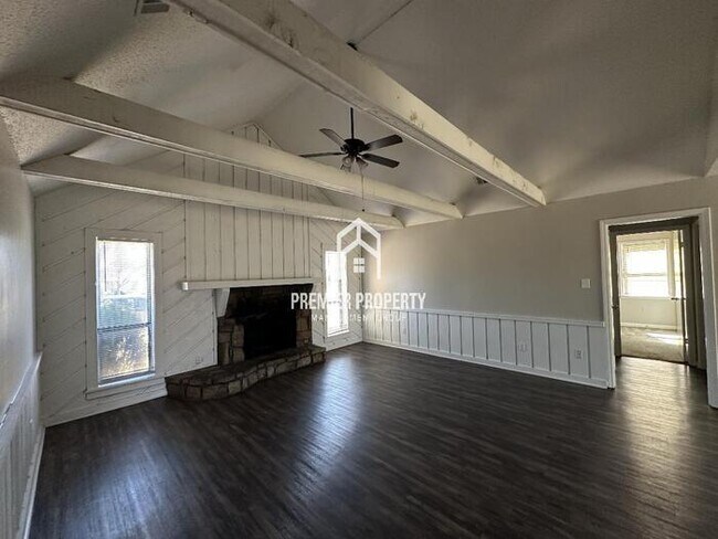 Building Photo - 3863 Lucerne Dr