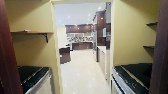 Building Photo - 1094 Redwood St