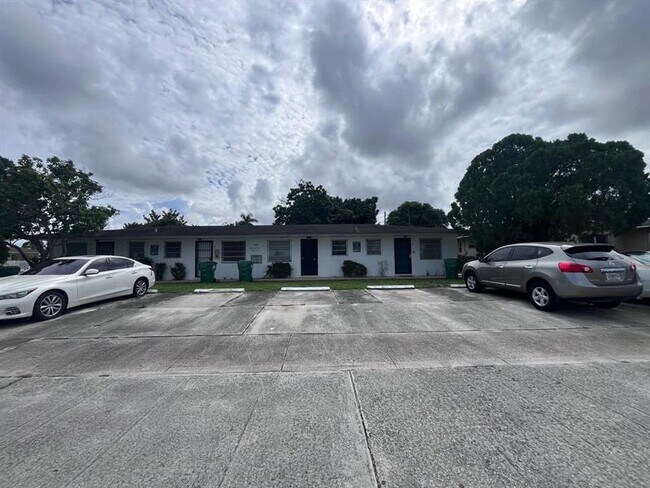 Building Photo - 598 Douglas Rd
