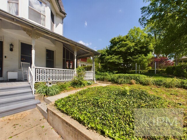 Foto del edificio - Spacious 5 Bedroom, 2.5 Bath Near The Avenues!