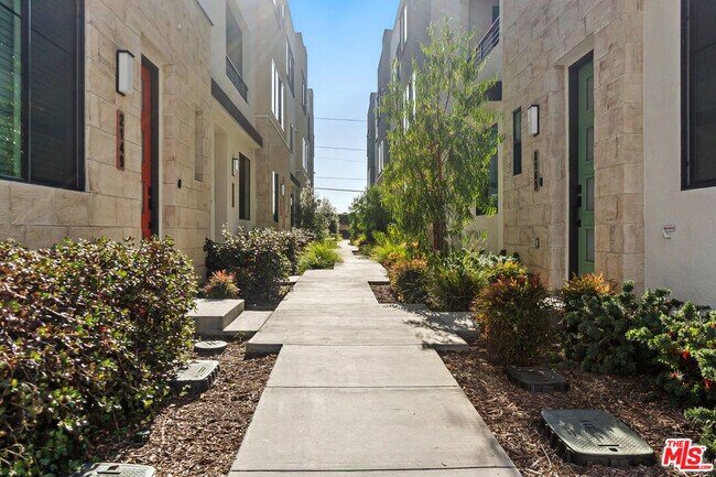Building Photo - 2175 Crescent Walk