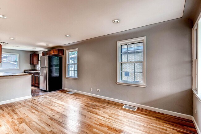 Foto del edificio - Updated 4-bed, 2-bath home - Blocks from R...