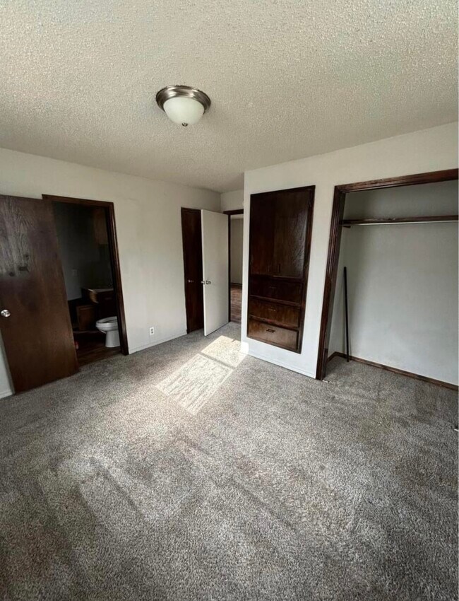 Building Photo - 129 S Draper Ave