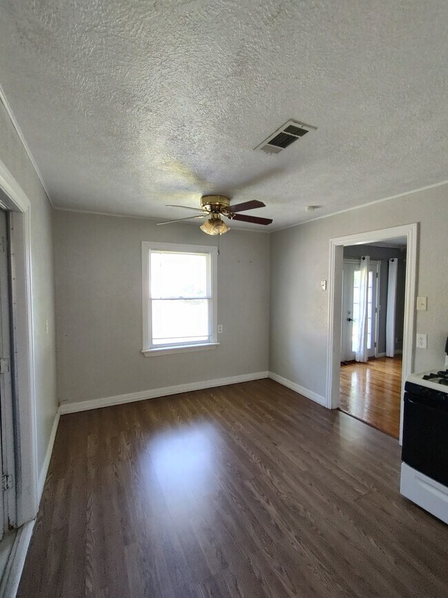 Building Photo - 3128 Maple Ave