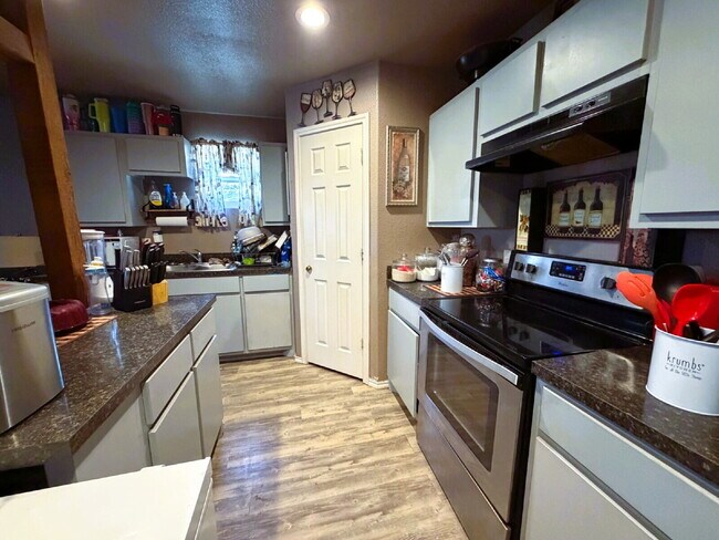 Building Photo - "Charming 3-Bed, 2-Bath - Spacious Comfort Awaits!"