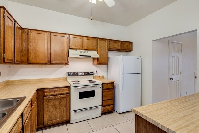 Building Photo - CHARMING 2 BEDROOM TOWNHOME IN WELL MAINTA...
