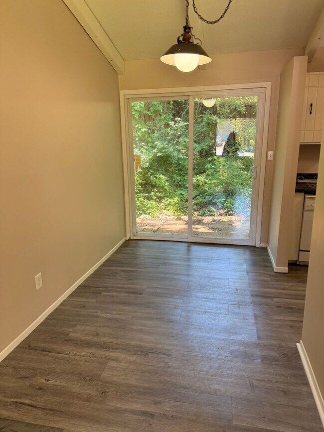 Foto del edificio - 905 Forest Dale Ln