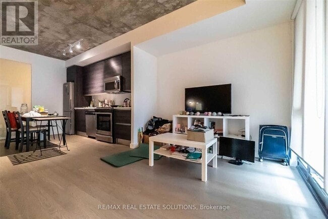 Building Photo - 111 Bathurst St