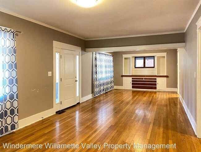 Foto del edificio - 5 br, 2.5 bath House - 955 NW Van Buren Ave