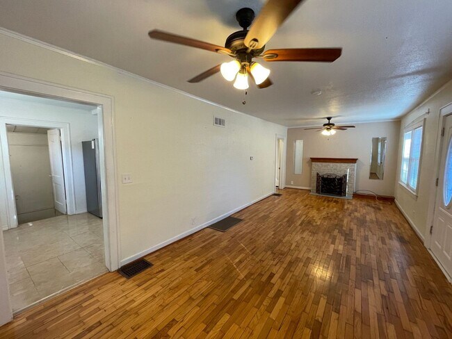Building Photo - Wonderful 2 Bedroom, 1 Bathroom in Indepen...