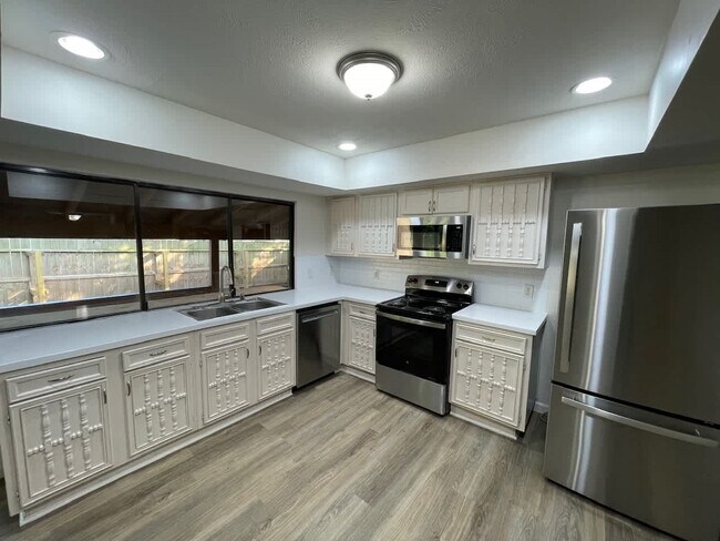 Building Photo - 18110 Navajo Trail Dr