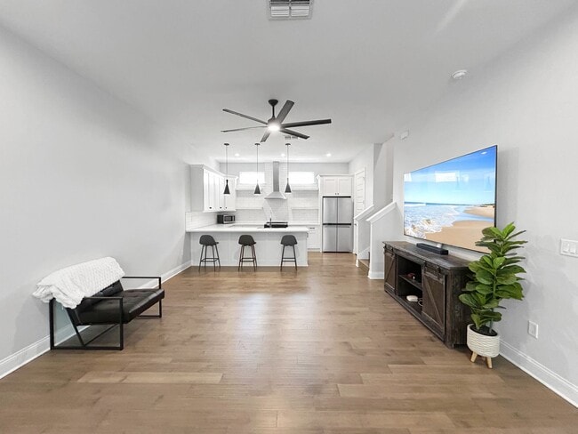 Building Photo - Stunning Townhome in the Heart of Tampa with Rooftop Terrace - 3beds|3.5bath