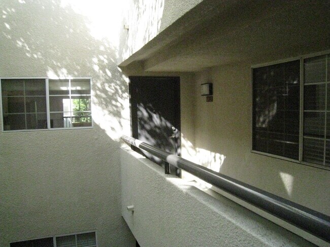 Foto del edificio - 5535 Canoga Ave