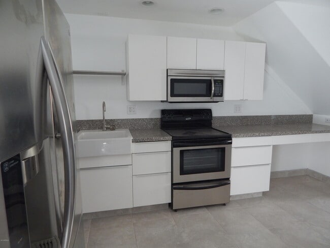 Building Photo - 2025 S Granada Dr