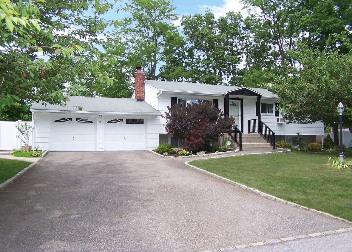 19 Starr St, Port Jefferson Station, NY 11776 House Rental in Port