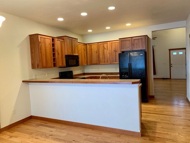 Building Photo - 3 Bed 2 Bath Single Home with wood floors ...