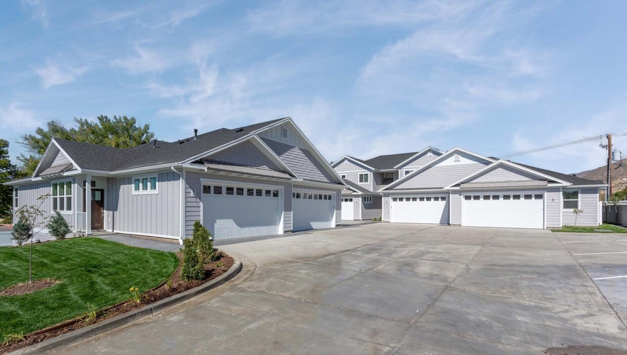 Photo - 323 East Pages Lane #4