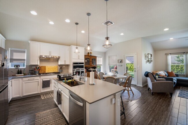 Foto del edificio - 4 Bedroom Home with Stone Patio, Built-In Gazebo & Amenity-Rich Community Living
