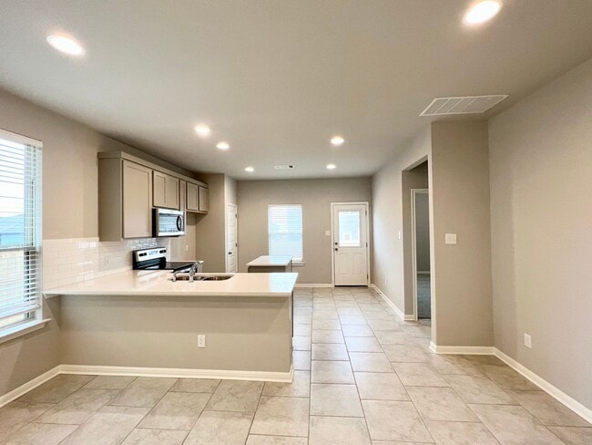 Building Photo - Home for lease