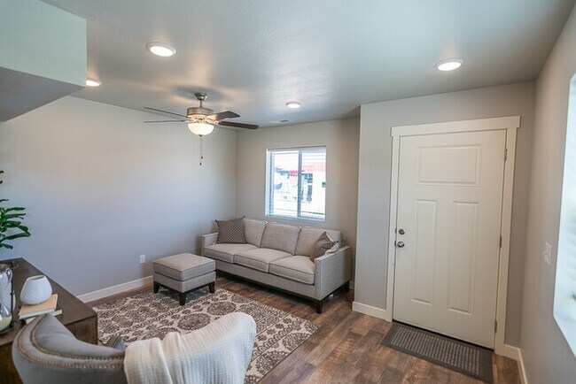 Building Photo - Beautiful Bridgestone Crossing Townhome