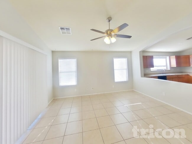 Foto del edificio - 2111 S 160th Ln