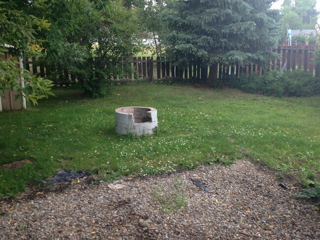 Building Photo - 3 Bed 1.5 Bath Unit in Didsbury, AB