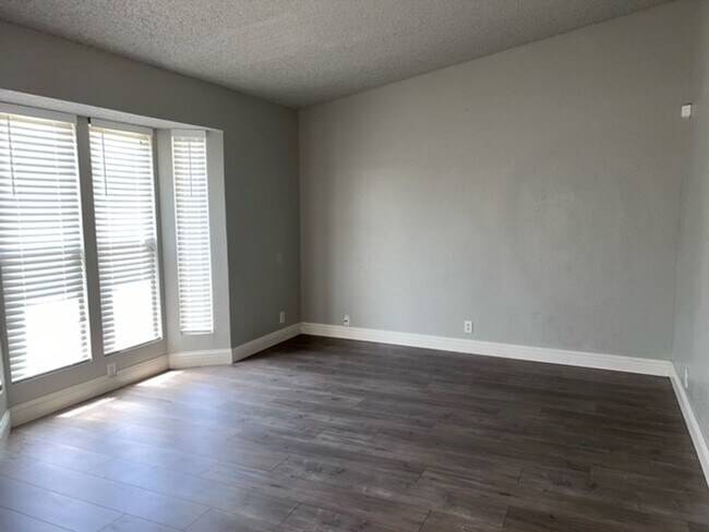 Foto del edificio - Laminate flooring throughout. Solar panels...