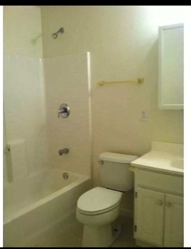 Building Photo - Available 4 bedroom in Rohnert Park.~ 707-...