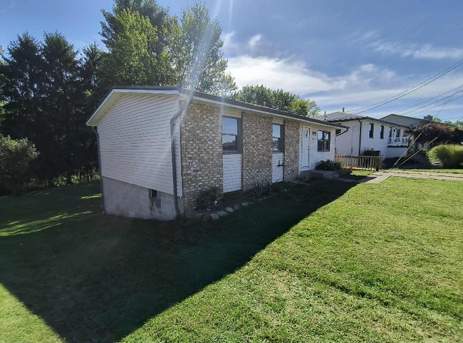 Building Photo - 916 Donegal Dr E