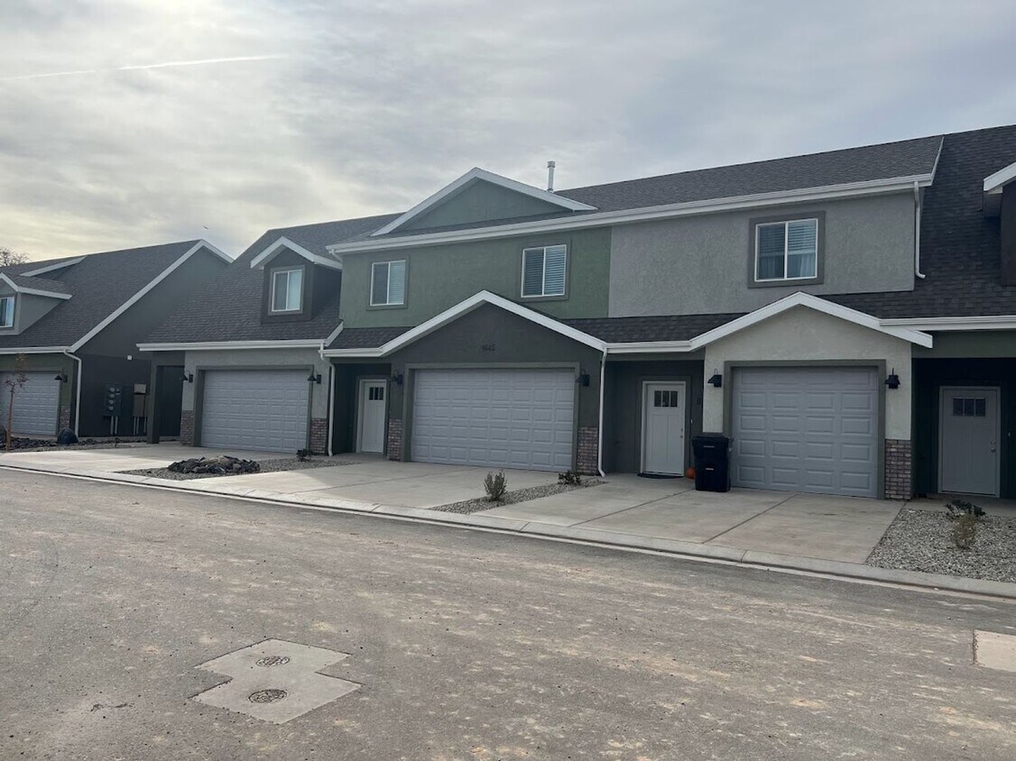 Primary Photo - Cedar Reserve Townhome! End Unit