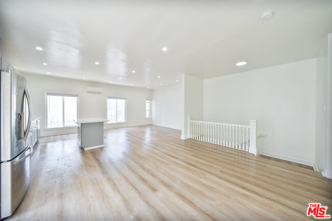 Building Photo - 132 S Kenmore Ave